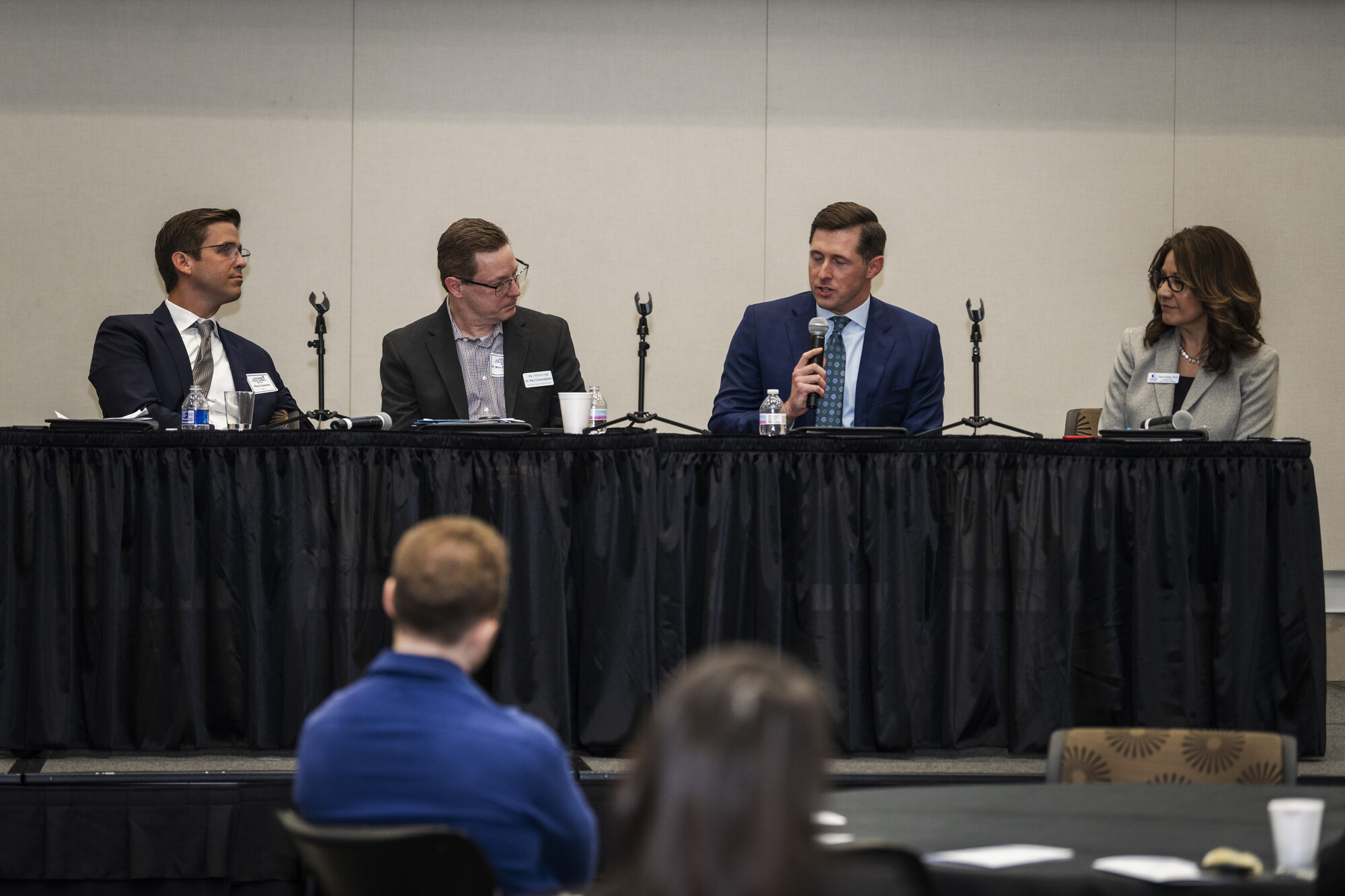 Panelists at the 构建更强大的医疗生态系统 session address the audience.